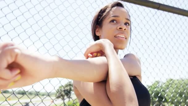 African American kobieta rozgrzewkę przed szkolenia — Wideo stockowe