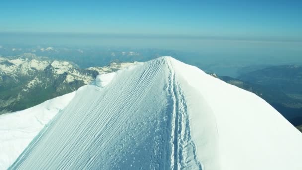 スイスの登山とメンヒのピーク — ストック動画