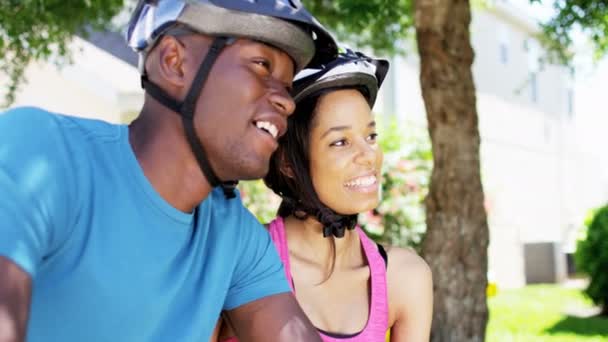 Pareja va a montar en bicicleta en el parque — Vídeo de stock