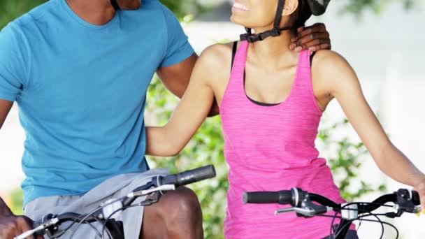Para będzie jeździć rowery w parku — Wideo stockowe