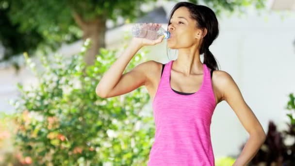 Mulher bebe água durante o treinamento — Vídeo de Stock