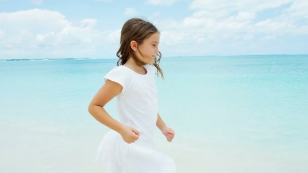 Familia caucásica disfrutando de vacaciones en la playa — Vídeo de stock