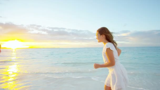 Família caucasiana desfrutando de férias na praia ao pôr do sol — Vídeo de Stock