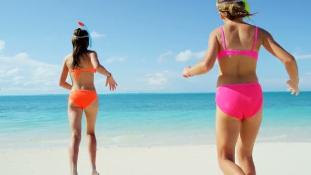 Hermanas caucásicas con snorkels en vacaciones de playa — Vídeo de stock