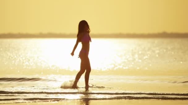 Chinesisches Mädchen im Bikini tanzt am Strand — Stockvideo