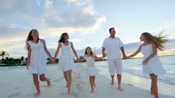 Familia caucásica caminando en la playa de arena — Vídeo de stock