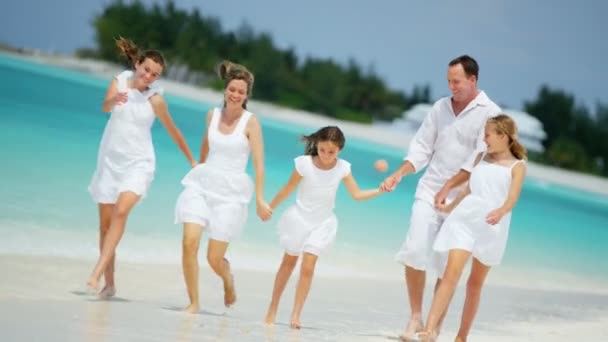Famille caucasienne marche sur la plage de sable fin — Video