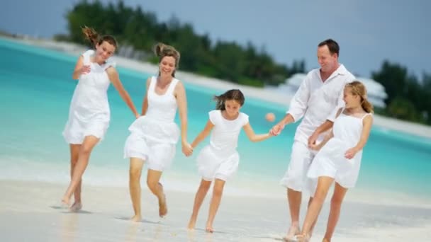 Famiglia caucasica a piedi sulla spiaggia di sabbia — Video Stock