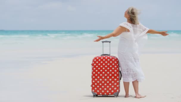 Senior woman enjoying vacation on beach — Stock Video