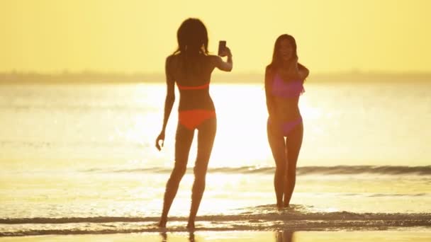 해변에서 재미 멀티 민족 여자 친구 — 비디오