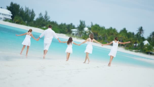 Família caucasiana andando na praia de areia — Vídeo de Stock