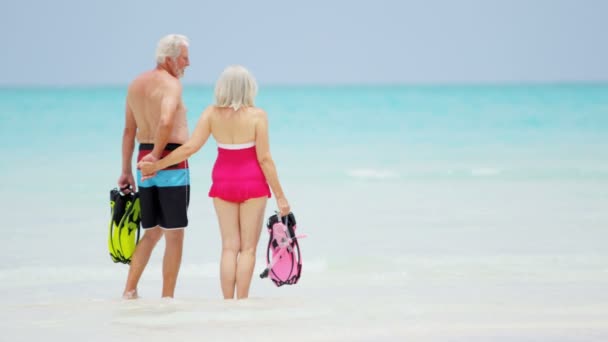 Senior kaukasisk par i badbyxor gå snorkling — Stockvideo