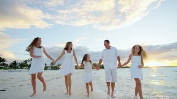 Familia caucásica caminando en la playa de arena — Vídeo de stock