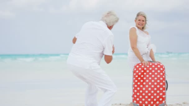 Coppia anziana scattare foto sulla spiaggia — Video Stock