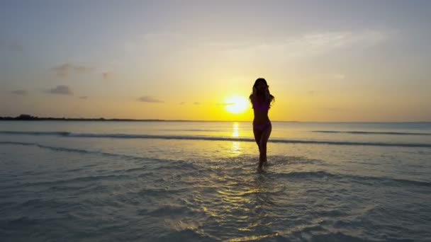 Kinesisk flicka i bikini och dansa på stranden — Stockvideo