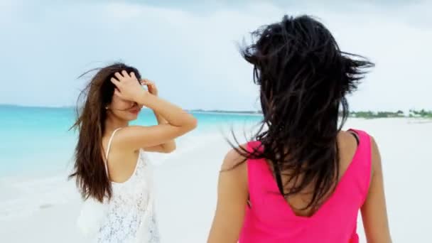 Multi ethnique copines avoir du plaisir sur la plage — Video