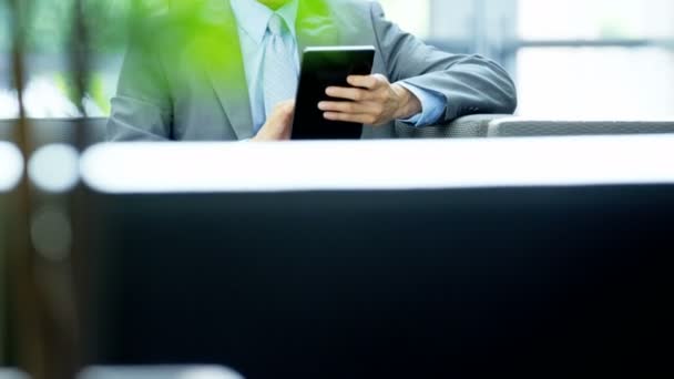 Empresário asiático no prédio de escritórios usando tablet — Vídeo de Stock
