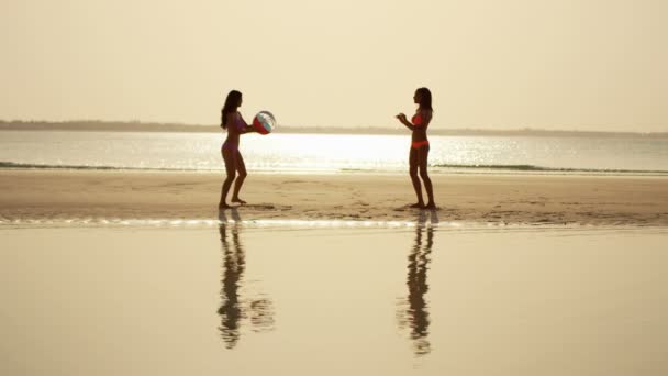 Multi ethnique copines avoir du plaisir sur la plage — Video