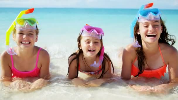 Caucasian sisters with snorkels on beach vacation — Stock Video