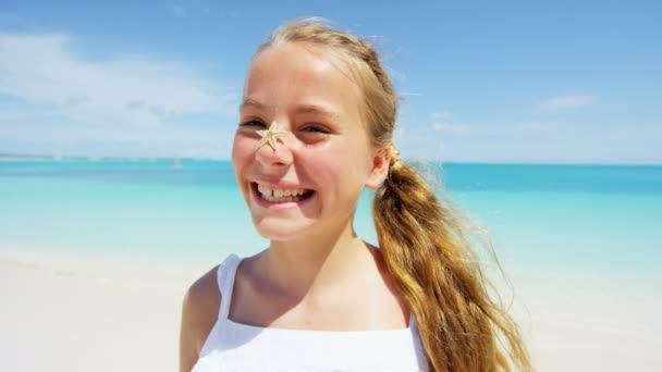 Jong meisje plezier op een tropisch strand — Stockvideo