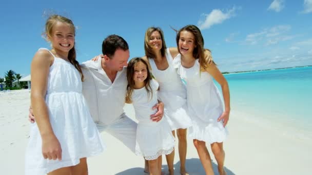 Famiglia caucasica che si gode le vacanze al mare — Video Stock