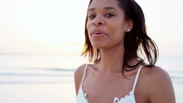 Afro-amerikai lány táncol a strandon — Stock videók