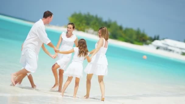 Familia caucásica caminando en la playa de arena — Vídeos de Stock