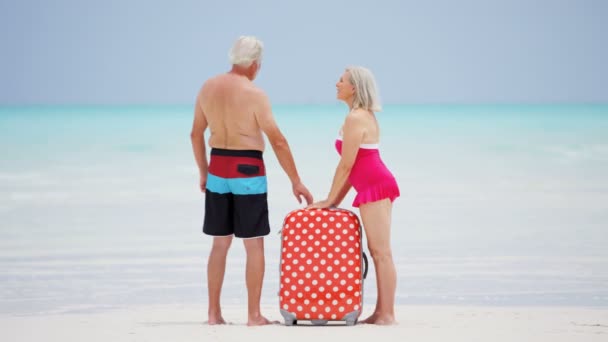 Senior paar genieten van vakantie op strand — Stockvideo