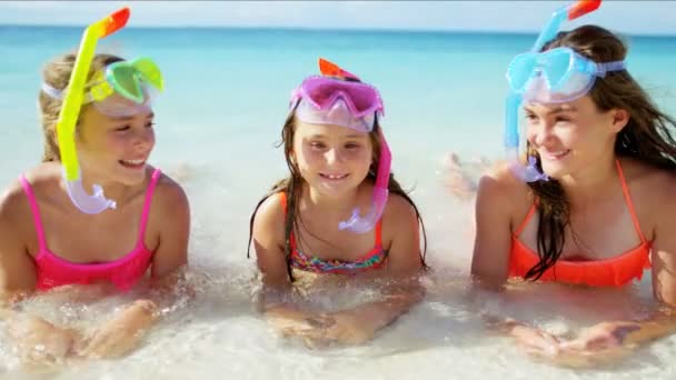 Καυκάσιος αδελφές με αναπνευστήρες για διακοπές στην παραλία — Αρχείο Βίντεο