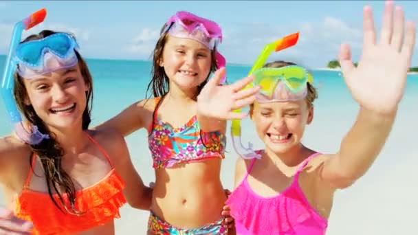 Caucasian sisters with snorkels on beach vacation — Stock Video