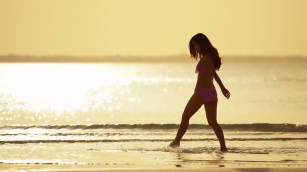 Menina chinesa de biquíni dançando na praia — Vídeo de Stock