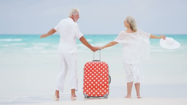 Seniorenpaar genießt Urlaub am Strand — Stockvideo