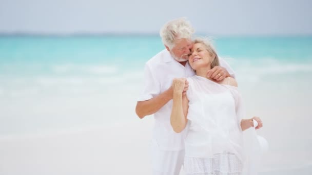 Senior paar genieten van vakantie op strand — Stockvideo