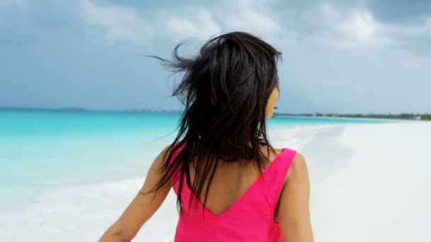 Africano menina americana se divertindo na praia — Vídeo de Stock