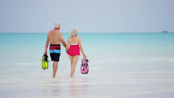 Senior couple caucasien en maillot de bain aller plongée avec tuba — Video