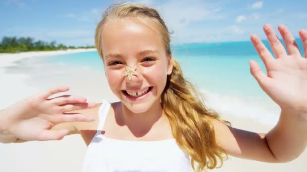 年轻的女孩在一个热带的海滩上玩耍 — 图库视频影像