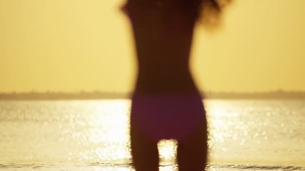 Ragazza cinese in bikini che balla sulla spiaggia — Video Stock