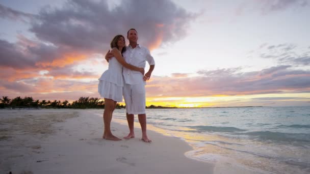 白种人夫妇在日落时的热带海滩上 — 图库视频影像