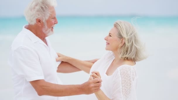 Pareja de ancianos disfrutando de vacaciones en la playa — Vídeos de Stock