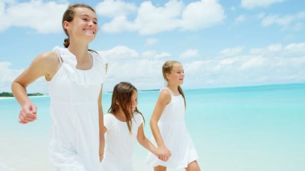 Família caucasiana desfrutando de férias na praia — Vídeo de Stock