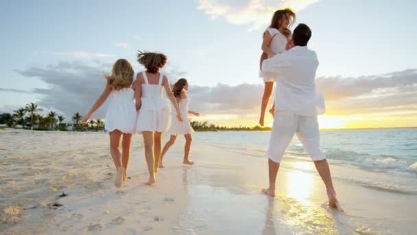 Famille caucasienne marche sur la plage de sable fin — Video