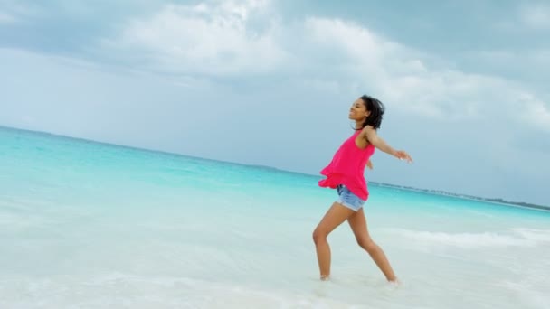 Africano menina americana se divertindo na praia — Vídeo de Stock