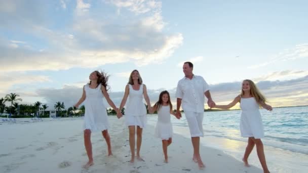 Famiglia caucasica a piedi sulla spiaggia di sabbia — Video Stock