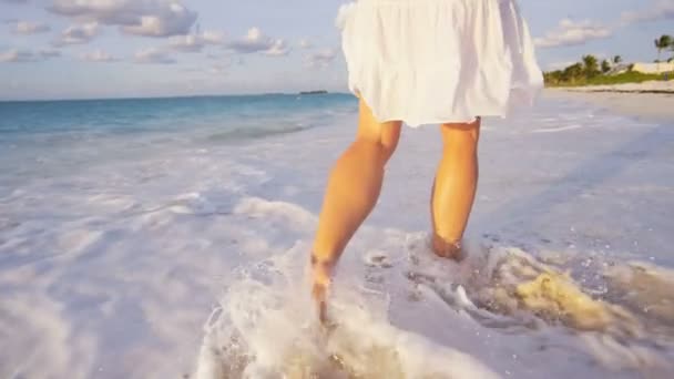 Woman barefoot walking on sandy beach — Stock Video