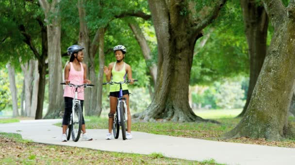 Multi etnikai nők kerékpárral a park — Stock videók