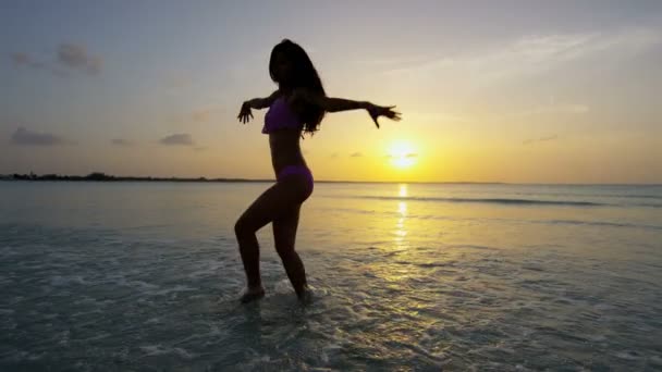 Menina chinesa de biquíni dançando na praia — Vídeo de Stock