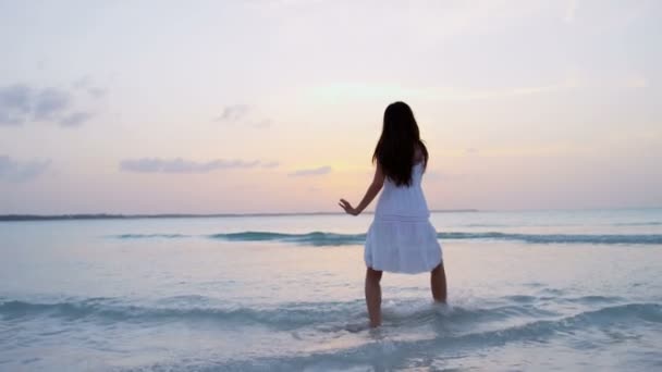 Chinees meisje in witte jurk dansen op strand — Stockvideo