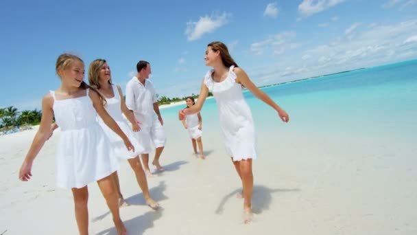 Familia caucásica disfrutando de vacaciones en la playa — Vídeos de Stock