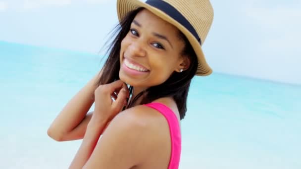 Афроамериканская девушка развлекается на пляже — стоковое видео