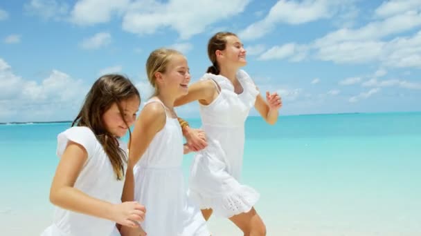 Familia caucásica disfrutando de vacaciones en la playa — Vídeo de stock